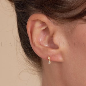 Aretes clásicos de diamantes en forma de lágrima • Aretes para cartílago, hélice y trago • Aretes pequeños de oro de 18 quilates con cristales • Aretes con barra y cierre de rosca