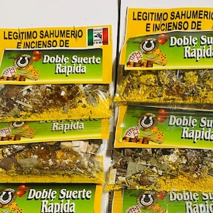 Puede incluir: Primer plano de varias bolsas pequeñas de hierbas y especias amarillas, verdes y marrones. Las bolsas están etiquetadas con "Legitimo Sahumerio e Incienso de Doble Suerte Rapida" en español. Las bolsas están apiladas unas encima de otras.