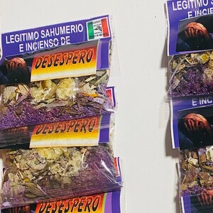 Puede incluir: Primer plano de cinco pequeñas bolsas de plástico transparente llenas de hierbas y flores secas. Cada bolsa tiene una etiqueta morada con el texto "LEGITIMO SAHUMERIO E INCIENSO DE DESESPERO" en letras amarillas.