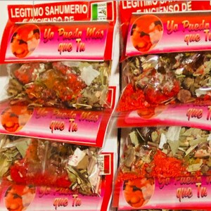 Puede incluir: Primer plano de seis pequeños paquetes rojos y blancos que contienen hierbas y especias secas. Los paquetes están etiquetados con el texto "Legitimo Sahumerio" y "Yo Puedo Mas que Tu".