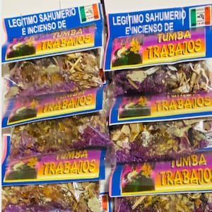 Puede incluir: Seis pequeñas bolsas de hierbas y flores secas etiquetadas "Legitimo Sahumerio e'Incienso de Tumba Trabajos". Las bolsas son de plástico transparente con una etiqueta morada y amarilla.