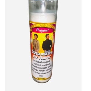 May include: A white glass candle with a pink and yellow label that reads "VELADORA Original Desamarre de Amor". The label also includes a picture of two people and the text "Esta Veladora Compuesta esta especialmente preparada para separar definitivamente a dos personas para siempre, destruye la amistad y el afecto, la comunicación y el amor entre ambos."