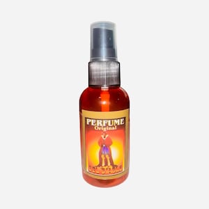 Puede incluir: Un peque&ntilde;o frasco rojo de perfume con una boquilla de pulverizaci&oacute;n negra. El frasco tiene una etiqueta con las palabras "PERFUME Original" y una imagen de un hombre con una t&uacute;nica roja. La etiqueta tambi&eacute;n dice "DEL DIABLO".