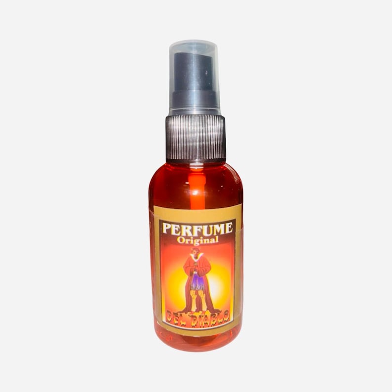 Puede incluir: Un peque&ntilde;o frasco rojo de perfume con una boquilla de pulverizaci&oacute;n negra. El frasco tiene una etiqueta con las palabras "PERFUME Original" y una imagen de un hombre con una t&uacute;nica roja. La etiqueta tambi&eacute;n dice "DEL DIABLO".