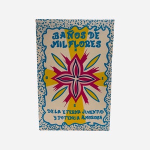 Może przedstawiać: Winietkowa, żółto-niebieska karta z tekstem "Baños de Milflores" i "De la Eterna Juventud y Potencia Amorosa". Na karcie znajduje się różowo-żółty kwiat z krzyżem w środku.