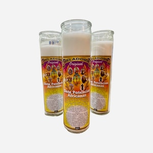Peut inclure: Trois bougies blanches en verre avec des étiquettes qui indiquent "Veladora Original" et "Siete Potencias Africanas". Les étiquettes présentent un motif coloré de sept personnages.