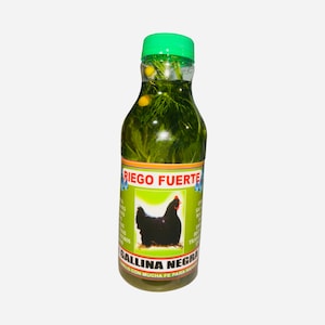 May include: A green glass bottle with a green lid filled with a green liquid and herbs. The bottle has a label that says "RIEGO FUERTE GALLINA NEGRA" and a black and white image of a chicken. The label also says "RIEGO CON MUCHA FE PARA REGAR".