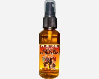 May include: A clear glass perfume bottle with a black spray nozzle. The bottle contains a golden-colored liquid and a label with the words "PERFUME Original EXITO EN EL TRABAJO" and a graphic of people.