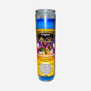 Peut inclure: Une bougie en verre bleu avec une étiquette jaune portant l'inscription "VELADORA Original" et "Corta Maleficios". L'étiquette comprend des symboles religieux et du texte en espagnol. La bougie est remplie de cire bleue.