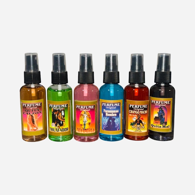 Puede incluir: Seis peque&ntilde;as botellas de spray con etiquetas coloridas y tapas negras. Las etiquetas tienen la palabra "PERFUME" y varias palabras en espa&ntilde;ol, incluyendo "Quita Calzon", "Triunfador", "Afrodita", "Feromonas Hombre", "Chango Macho" y "Quita Mal".