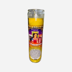 May include: Yellow candle in a glass jar with a purple label that reads "Veladora Original 3 Potencias Venezolanas Dusky milagrosa MARIA LIONZA Nacapuro belleza y bondad que nunca se agota.  Af.  Anhel.  Moderes sobre-  VENEZOLANAS  NACAPURO  Dwwwwww NEGRO FELIPE"
