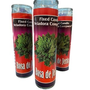 Puede incluir: Tres frascos de vidrio para velas con etiquetas rojas y una imagen de una planta verde. Las etiquetas dicen "Fixed Candle Veladora Compuesta Rosa de Jerico".