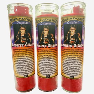 Puede incluir: Tres frascos de velas de vidrio rojo con letras doradas y una imagen colorida de una mujer sosteniendo una bola de cristal. El texto en los frascos dice "Veladora Original Amarre Gitano".