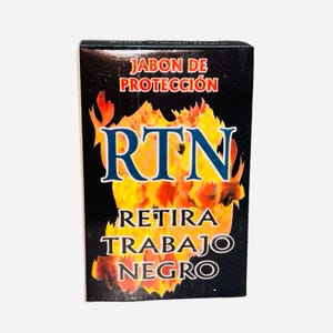 Op de afbeelding: Een zwarte zeep met een rood, oranje en geel vlammenontwerp. De zeep is gelabeld met "Jabón de Protección" en "RTN" in blauwe letters. De tekst "Retira Trabajo Negro" staat ook op de zeep gedrukt.