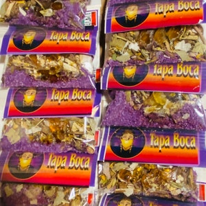 Puede incluir: Una pila de pequeñas bolsas de plástico transparente llenas de hierbas secas y resina. Cada bolsa tiene una etiqueta colorida con el texto "Tapa Boca" y una cara de dibujos animados con una máscara.