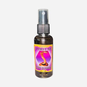 May include: A clear perfume bottle with a black cap and spray nozzle. The label features the word "PERFUME" above an illustration of a snake. The words "PARA SEPARAR" are printed below the snake illustration.