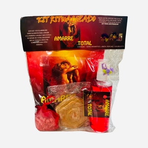 May include: A ritual kit in a clear plastic bag with red accents. The kit includes a red spray bottle, a small red mesh bag, and several other items. The text on the packaging reads "AMARRE TOTAL" and "KIT RITUALIZADO".