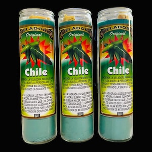 Puede incluir: Tres frascos de velas de vidrio verde con un diseño de chile verde y el texto "Veladora Original Chile" en el frente. El texto debajo de la imagen dice "Encienda la veladora para alejar a toda aquella persona que lo envie y tenga malos deseos hacia usted rezando la siguiente oracion".