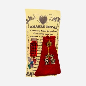 May include: A red velvet bag with a gold chain and a charm of two figures holding hands. A small glass bottle with a red liquid and a few colorful stones are also included. The text on the card reads "AMARRE TOTAL" and "Convoco a todos los poderes de la tierra, para que amarren a est fo, que a (di atra nirar e más deja sie más este d siem"