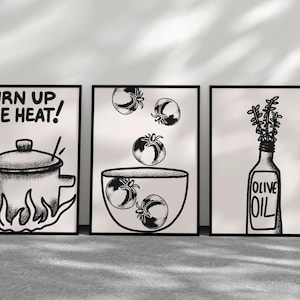 Puede incluir: Tres ilustraciones en blanco y negro sobre un fondo blanco. La primera ilustración muestra una olla en una estufa con llamas y el texto "Turn up the heat!" La segunda ilustración muestra un tazón de tomates. La tercera ilustración muestra una botella de aceite de oliva con una ramita de hierbas.