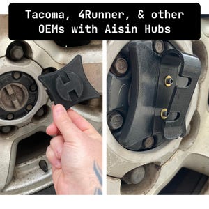 Könnte beinhalten: Nahaufnahme eines schwarzen Kunststoff-Radnabenverschlusses mit einer silbernen Schraube. Der Radnabenverschluss ist an einer silbernen Felge befestigt. Der Text "Tacoma, 4Runner, & other OEMs with Aisin Hubs" ist im Bild sichtbar.