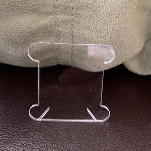 Puede incluir: Un soporte de carrete de hilo de pl&aacute;stico transparente para manualidades y bordado.