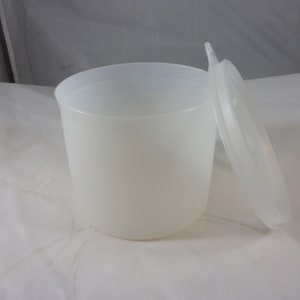 Tupperware Round 20oz Container with Lid Tupper Corp.  - Sheer