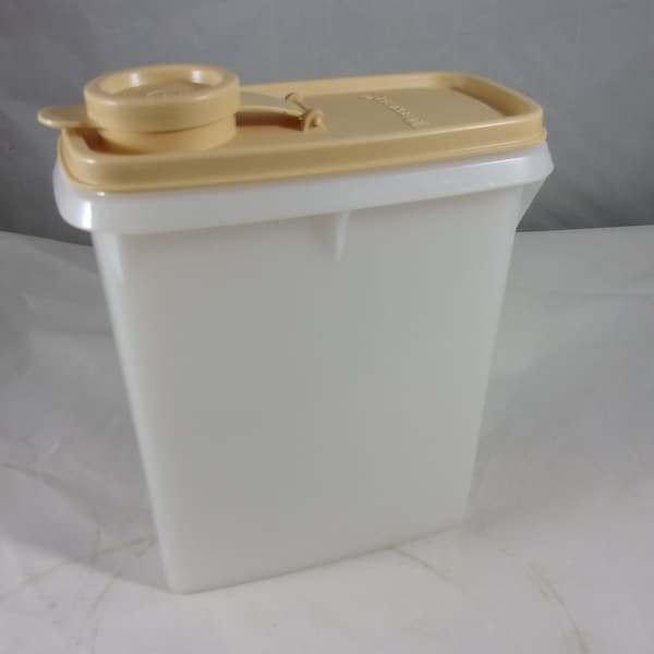 Tupperware Stor N Pour Jr - Made in USA - Cereal Keeper