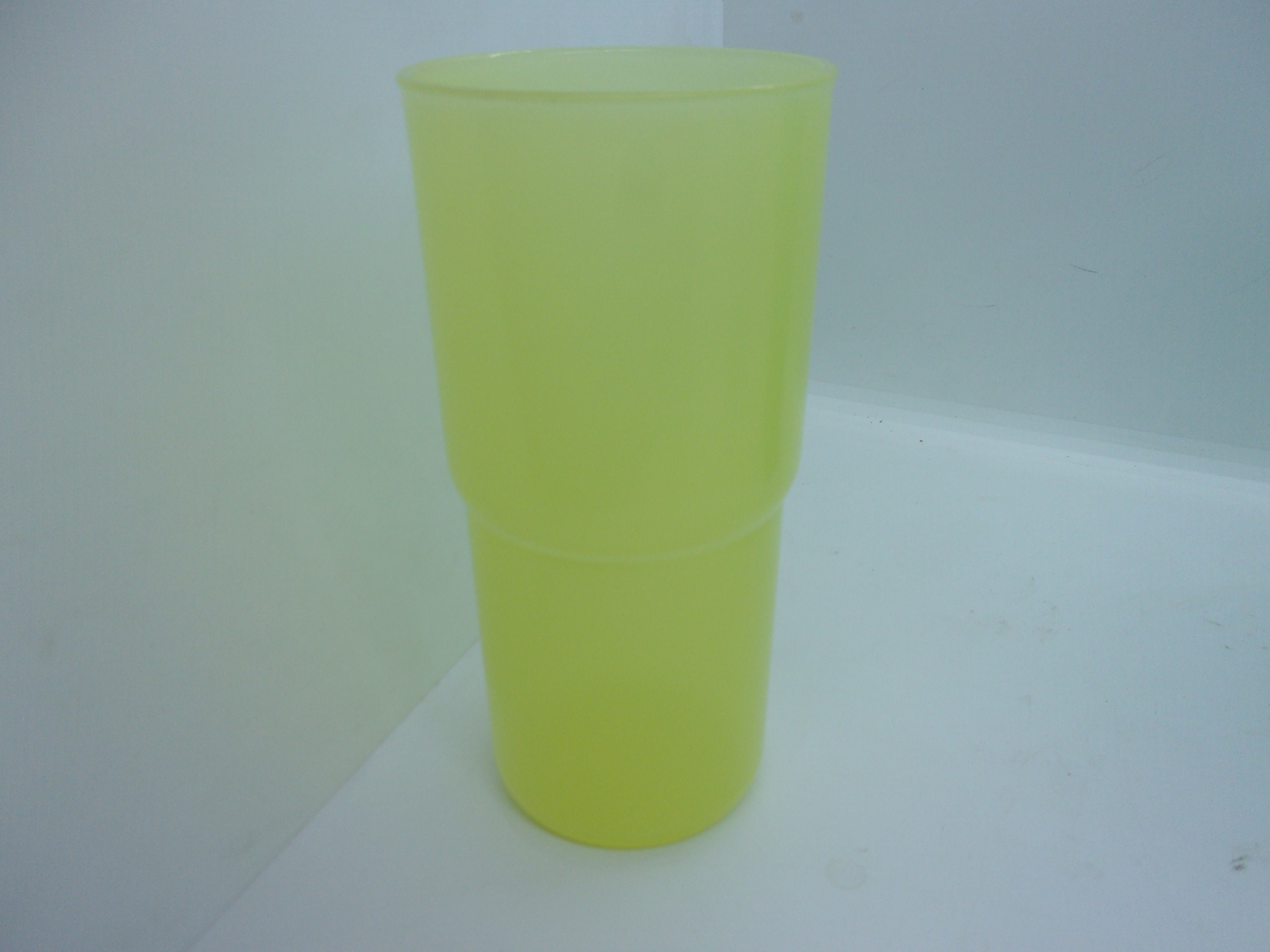 Vintage Tupperware Beige 18 ounce J Cups 3 Tumblers #2413 Stackable  Stacking
