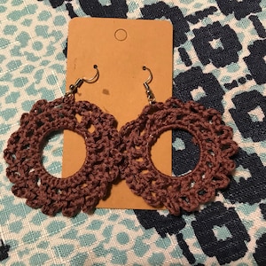 Pendientes colgantes mauve boho de ganchillo marrón