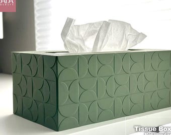 Könnte beinhalten: Ein rechteckiger Taschentuchbox-Bezug in Salbeigrün mit einem sich wiederholenden geprägten Muster aus Halbkreisen. Der Bezug hat eine obere Öffnung, aus der weiße Taschentücher herausragen. Der Text "Tissue Box Cover - Retangular ver. 1" ist sichtbar.