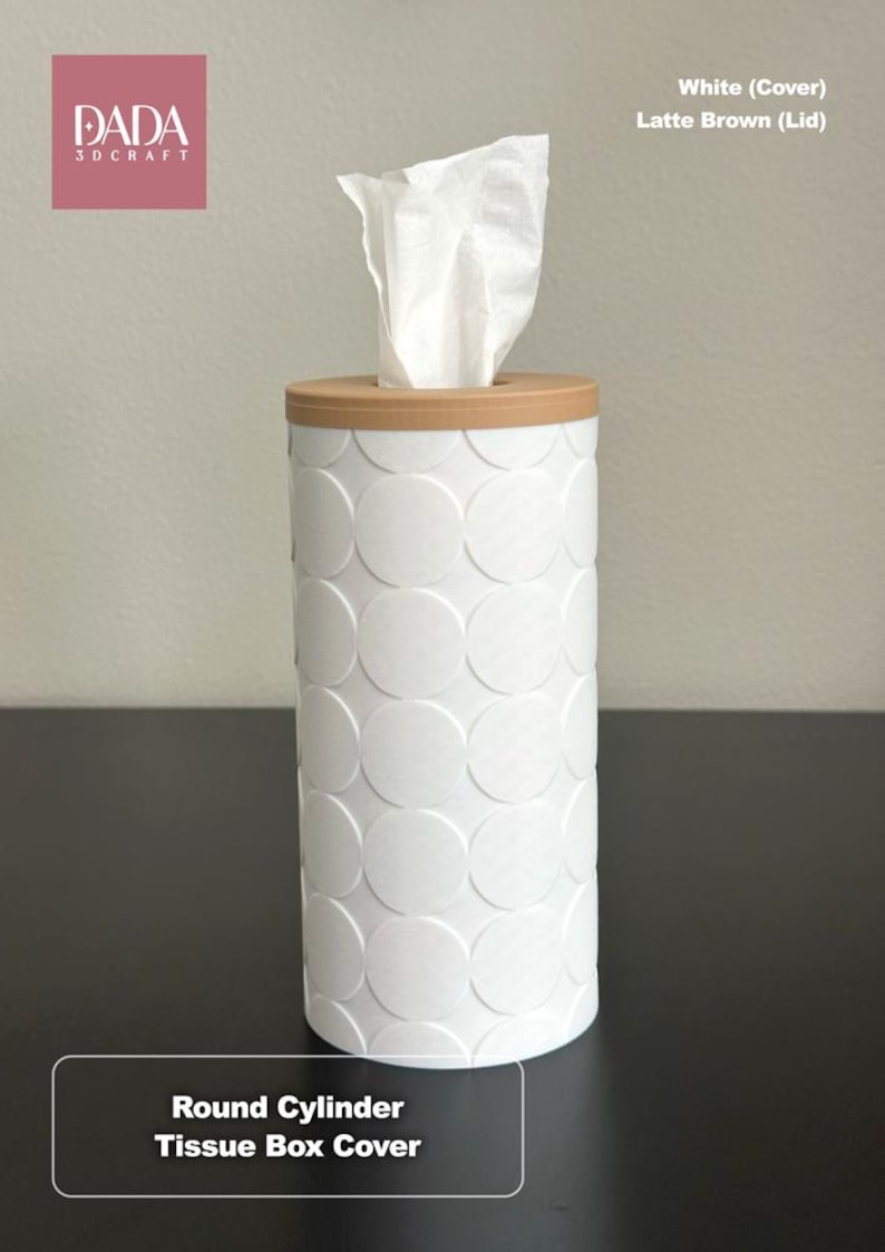 K&ouml;nnte beinhalten: Eine wei&szlig;e zylindrische Taschentuchbox-Abdeckung mit einem erhabenen kreisf&ouml;rmigen Muster auf der Au&szlig;enseite und einem latte-braunen Deckel. Das Produkt ist mit DADA 3D CRAFT beschriftet und als Round Cylinder Tissue Box Cover, White Cover, Latte Brown Lid gekennzeichnet.