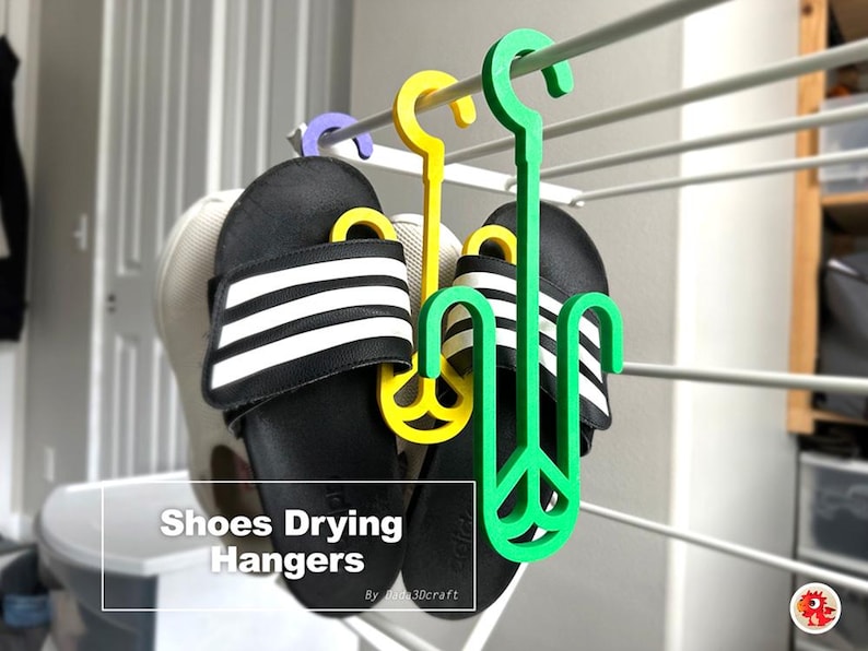Puede incluir: Dos pares de sandalias negras con rayas blancas est&aacute;n colgadas de perchas para secar zapatos de pl&aacute;stico verde y amarillo. Las perchas est&aacute;n sujetas a un tendedero de metal blanco. El texto "Shoes Drying Hangers" est&aacute; escrito en negro sobre un fondo blanco debajo de las sandalias.