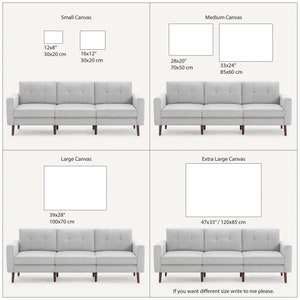 Op de afbeelding: Een vergelijkingstabel die verschillende canvasformaten voor kunstwerken laat zien. De tabel toont vier formaten: klein, medium, groot en extra groot. Elk formaat wordt getoond met een bank ervoor, en de afmetingen van elk canvas worden in inches en centimeters weergegeven.