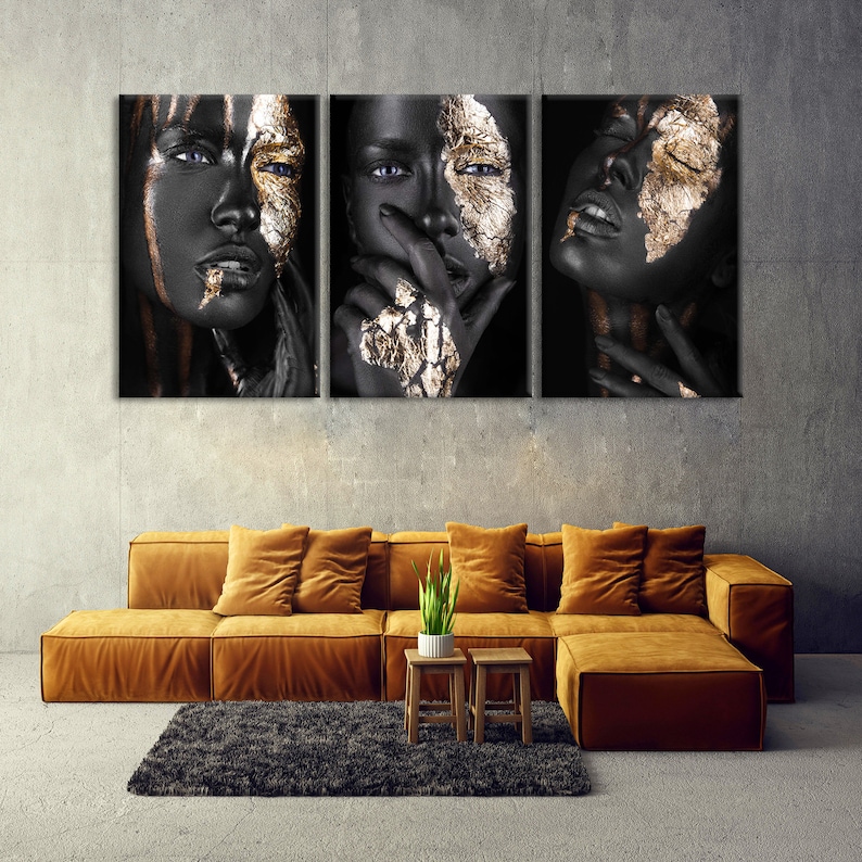 K&ouml;nnte beinhalten: Ein dreiteiliges Wandbild-Set aus Leinwand mit einem Schwarz-Gold-Portr&auml;t einer Frau. Das Gesicht der Frau ist mit Blattgold bemalt und ihre Augen sind geschlossen. Der Hintergrund ist schwarz.