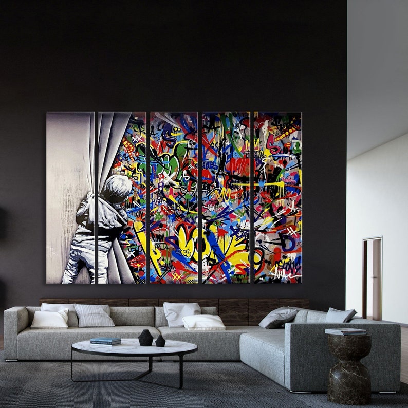 Op de afbeelding: Een meerdelige canvas-kunstprint met een kind dat achter een wit gordijn gluurt, waardoor een kleurrijke graffitimuur met abstracte vormen en letters zichtbaar wordt.
