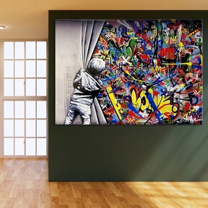 Op de afbeelding: Een kleurrijk abstract schilderij met een kind dat achter een wit gordijn gluurt. Het schilderij heeft een verscheidenheid aan felle kleuren, waaronder rood, geel, blauw, groen en paars. Het kind draagt een wit shirt en een witte broek en kijkt naar rechts. Het schilderij is een moderne en abstracte interpretatie van de verbeelding van een kind.