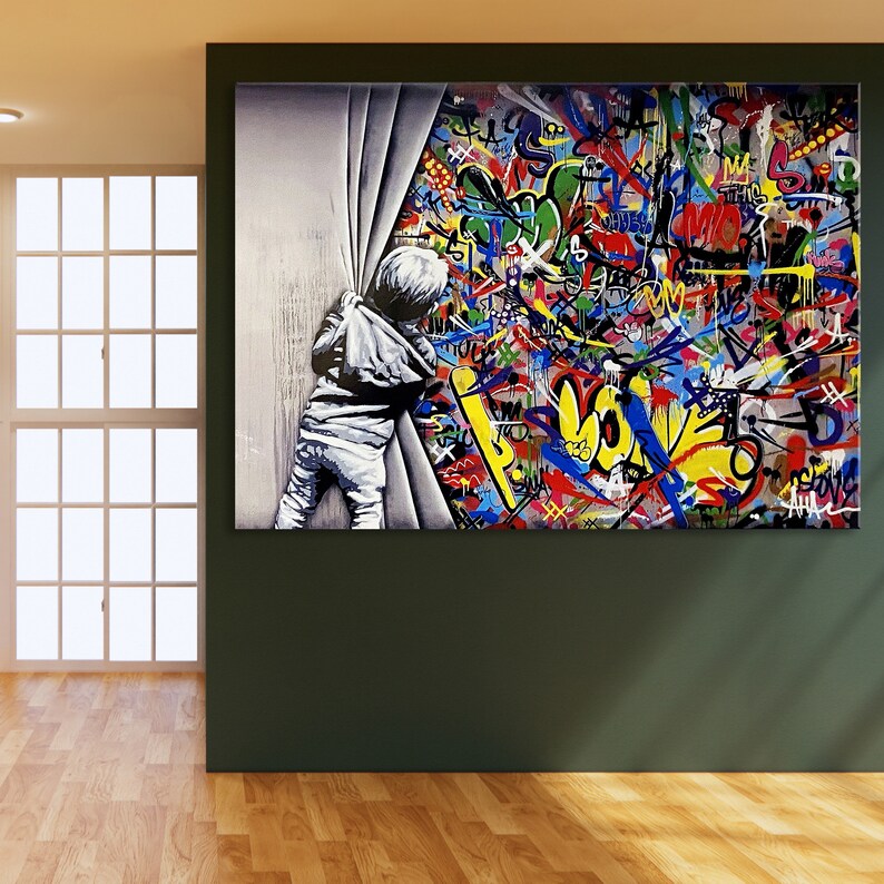 Op de afbeelding: Een kleurrijk abstract schilderij met een kind dat achter een wit gordijn gluurt. Het schilderij heeft een verscheidenheid aan felle kleuren, waaronder rood, geel, blauw, groen en paars. Het kind draagt een wit shirt en een witte broek en kijkt naar rechts. Het schilderij is een moderne en abstracte interpretatie van de verbeelding van een kind.