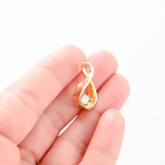 18k Yellow Gold Solitaire Diamond Twisting Pendant - image 7