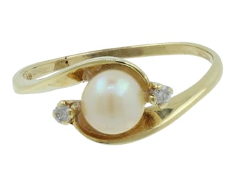 Ladies 14k Yellow Gold Pearl Diamond Ring