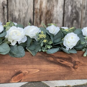 Arreglo floral en caja de madera, centro de mesa para el comedor, decoración de granja con flores de eucalipto, arreglo floral, centro de mesa rústico para bodas imagen 6