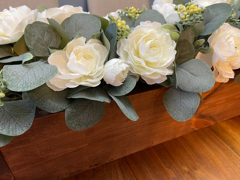 Arreglo floral en caja de madera, centro de mesa para el comedor, decoración de granja con flores de eucalipto, arreglo floral, centro de mesa rústico para bodas imagen 7