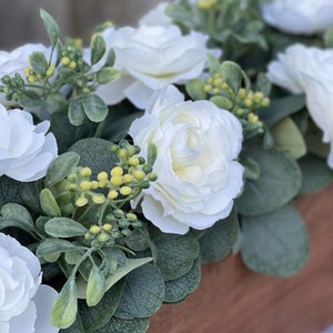Arreglo floral en caja de madera, centro de mesa para el comedor, decoración de granja con flores de eucalipto, arreglo floral, centro de mesa rústico para bodas imagen 2