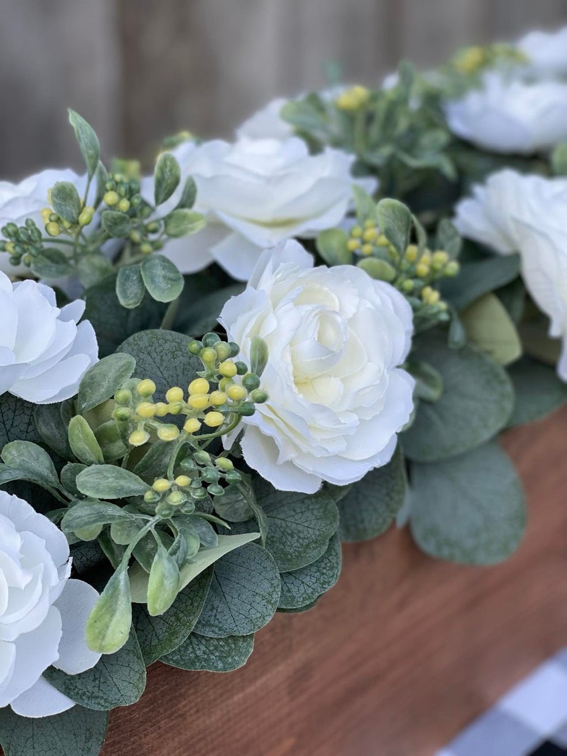Arreglo floral en caja de madera, centro de mesa para el comedor, decoración de granja con flores de eucalipto, arreglo floral, centro de mesa rústico para bodas imagen 2