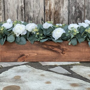 Arreglo floral en caja de madera, centro de mesa para el comedor, decoración de granja con flores de eucalipto, arreglo floral, centro de mesa rústico para bodas imagen 4