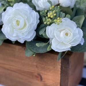 Arreglo floral en caja de madera, centro de mesa para el comedor, decoración de granja con flores de eucalipto, arreglo floral, centro de mesa rústico para bodas imagen 3