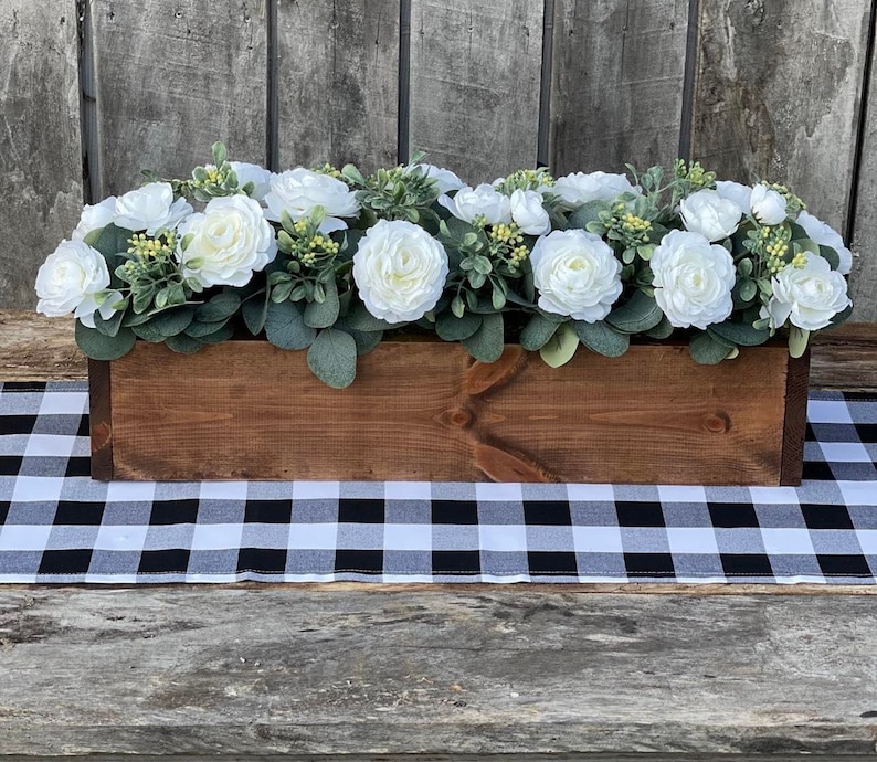 Arreglo floral en caja de madera, centro de mesa para el comedor, decoración de granja con flores de eucalipto, arreglo floral, centro de mesa rústico para bodas imagen 1