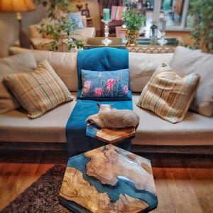 Mesa de centro de madera de olivo epoxi hecha a mano: decoración costera moderna