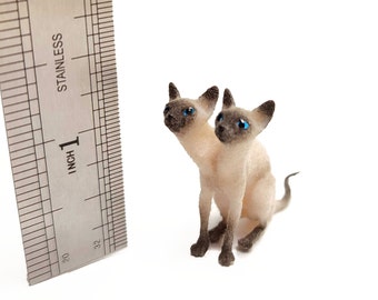 Mini fluffy cat, double headed artisan pet in 1:12 twelfth scale for doll house of diorama. Fluffy siamese kitten toy
