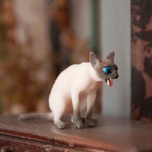 Vomissement de chat miniature, animal de compagnie artisanal à l'échelle 1:12 douzième pour maison de poupée de diorama. Jouet chaton siamois moelleux